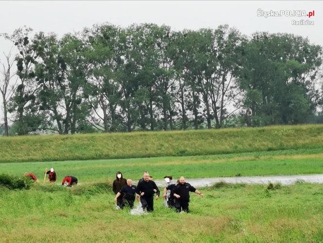 Zbudowali tratwę i wybrali się na rejs po Odrze. Omal nie zginęli. Uratowali ich policjanci [ZDJĘCIA]