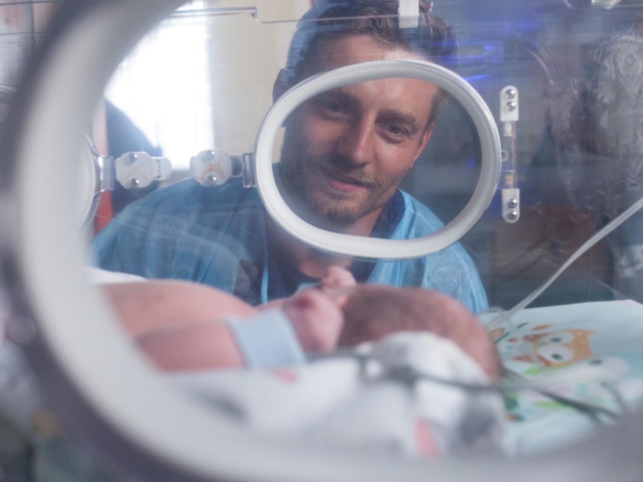 Przyjaciółki 6 sezon odcinek 64 (odc. 2). Mikołaj (Alan Żaboklicki), Michał (Marcin Rogacewicz)