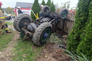 Mężczyzna przygnieciony przez ciągnik rolniczy