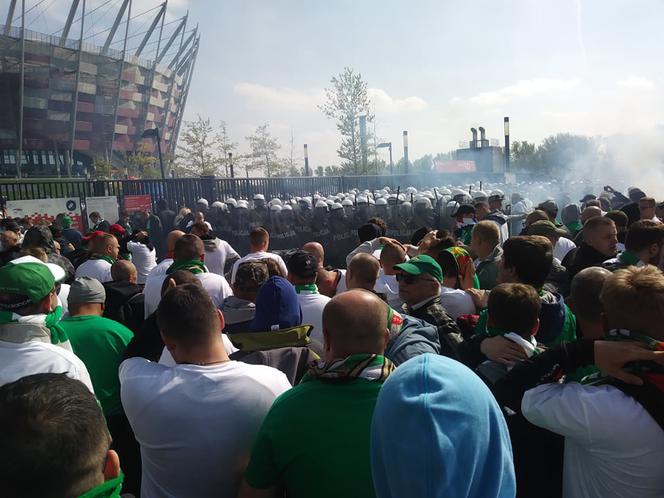 Zamieszanie pod Stadionem Narodowym w Warszawie - kibic Lechii Gdańsk mieli problem z wejściem na mecz!