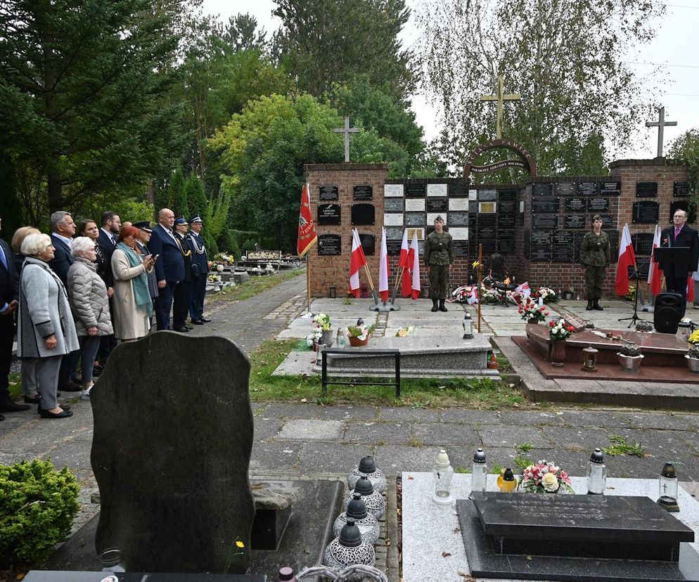 Uroczystości odbyły się przy Ścianie Pamięci Polskiej Golgoty Wschodu.