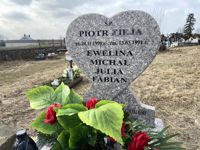 Grób dzieci "potwora z Hipolitowa" na cmentarzu we wsi Poryte