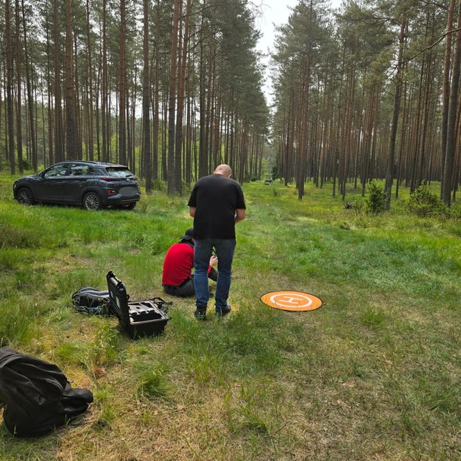 Makabryczne odkrycie w lesie. Najpierw samochód, potem ciało!