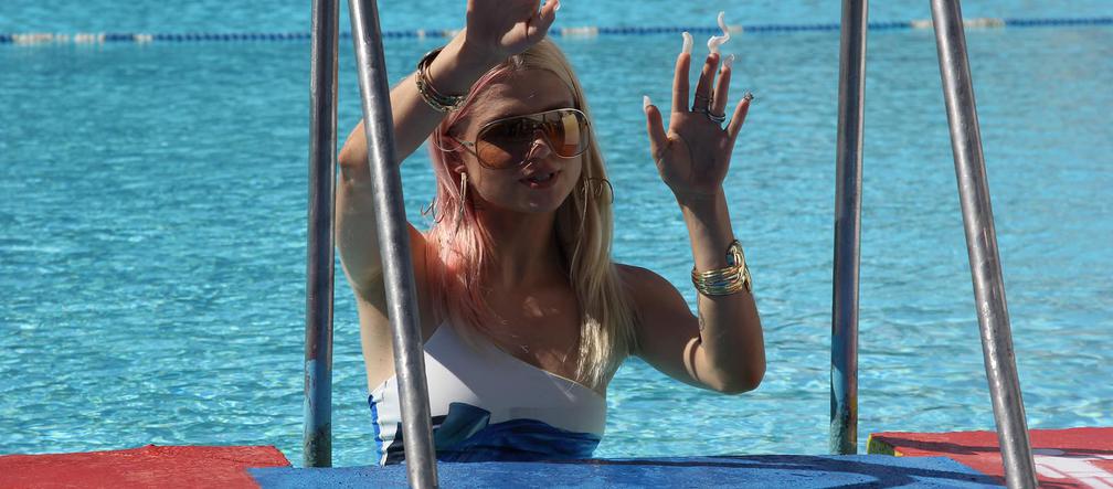 Sosnowiec: Margaret i jej pokrętne paznokcie na basenie. Kręcą tam teledysk