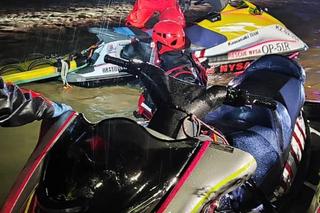 Dramatyczna akcja ratunkowa w Dzierżysławicach. Rodzina utknęła w aucie otoczonym wodą!