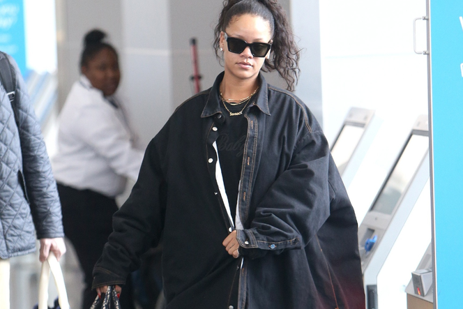 Rihanna w worku i klapkach na lotnisku! Dokąd się tak wystroiła?