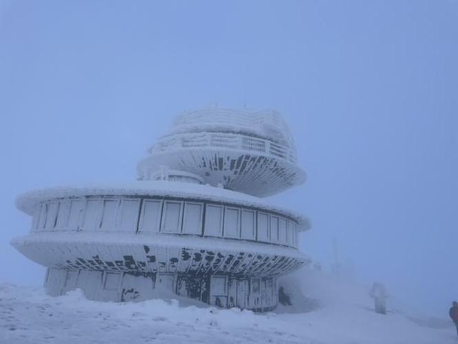 Sroga Śnieżka zimą! Te zdjęcia robią wrażenie! [GALERIA]