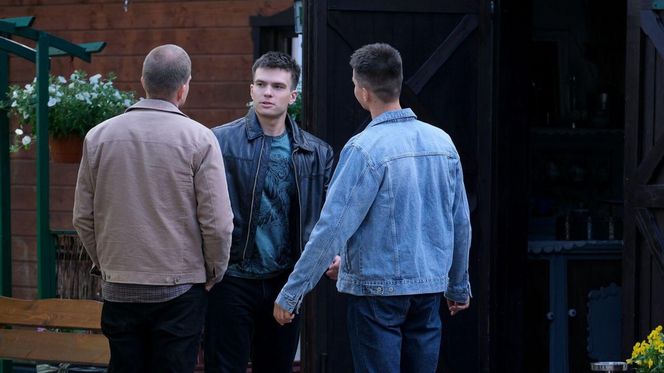 M jak miłość odc. 1882. Mateusz (Rafał Kowalski), Janek Winiar (Jakub Sirko), Tomek Kubicki (Chris Cugowski)