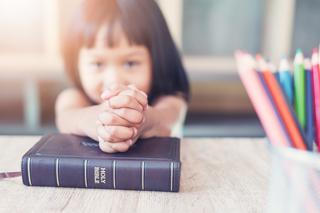 Jesteśmy ateistami – czy jednak zapisać dziecko na religię?