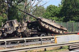 Zderzenie ciężarówek przewożących czołgi niedaleko Szczecina! Wybuchł pożar [ZDJĘCIA]