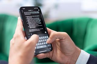 Twórcy ChatGPT czują oddech konkurencji na karku. Czy nowy program AI zdetronizuje ich kultowy produkt?