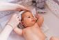 Jak bezpiecznie i szybko ubrać niemowlaka? Oto podpowiedzi dla początkujących mam