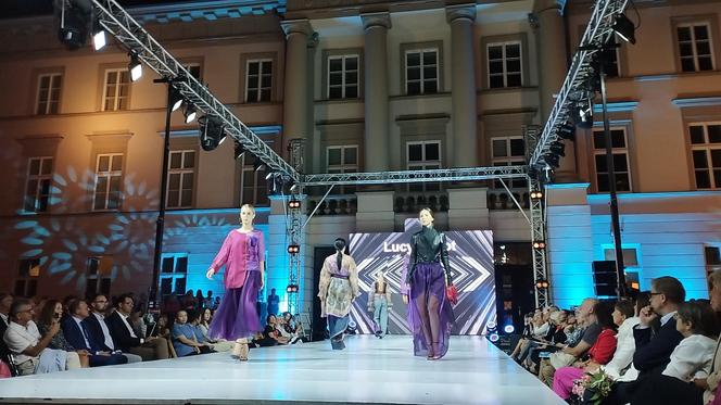 RADOM FASHION SHOW