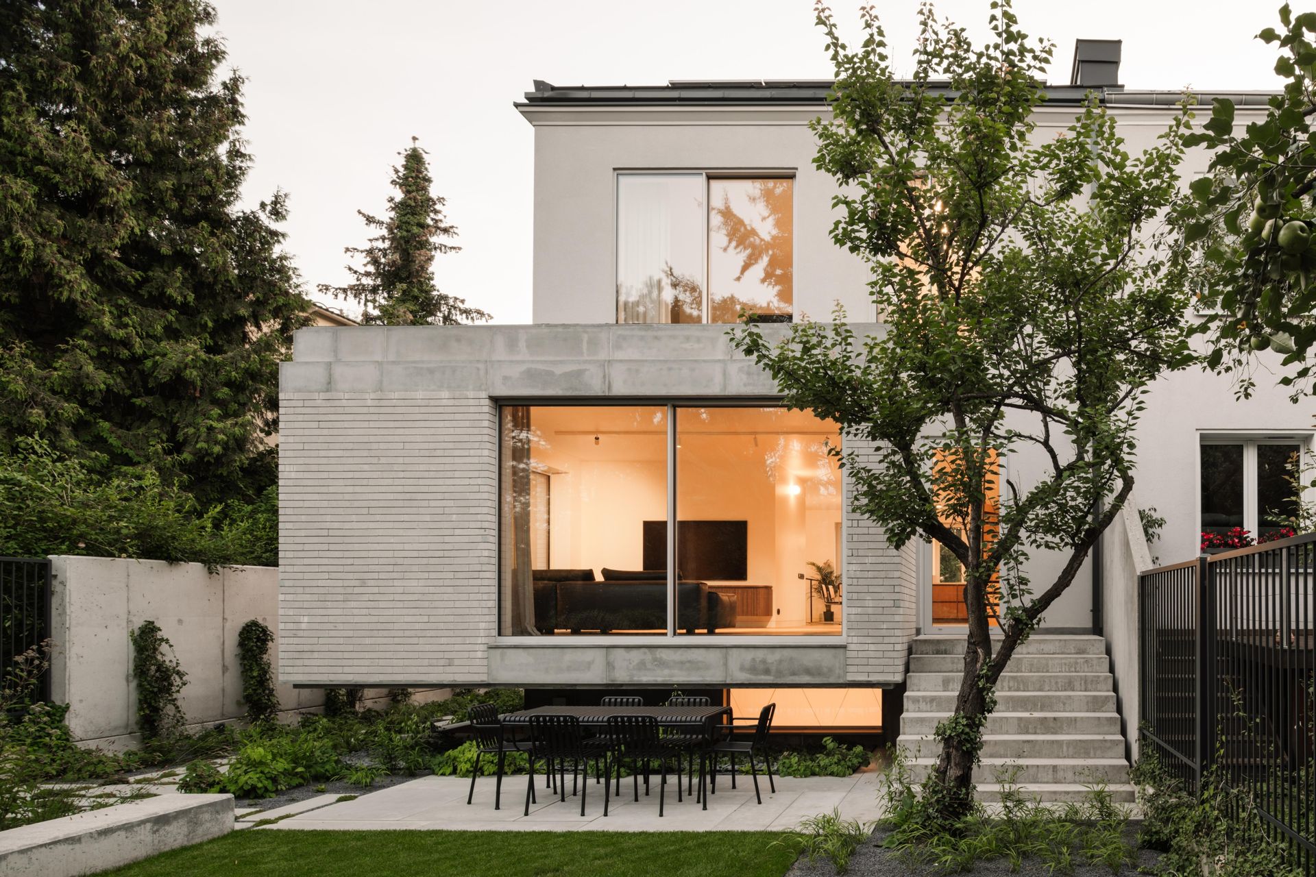 Przebudowa bliźniaka z PRL-u w Warszawie