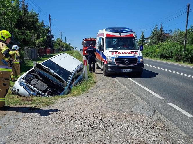 Wypadek na DK 42 w Parszowie. Auto wylądowało w rowie