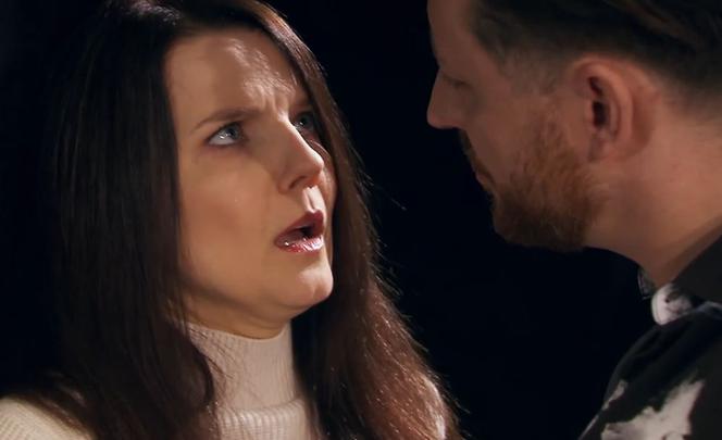 Na Wspólnej odc. 3277. Marta (Joanna Jabłczyńska), reżyser Halicki (Adam Szczyszczaj)