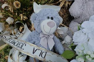 Pluszowe misie strzegą grobu Jeremiego. 3-latek zakrztusił się winogronem [GALERIA]