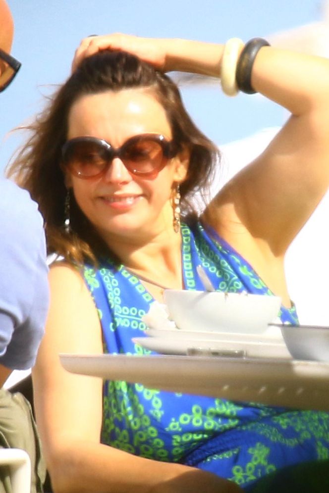 Renata Dancewicz kurzy na plaży