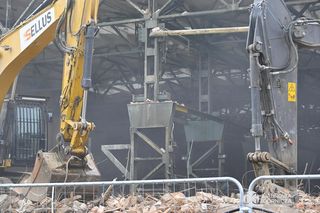 Wyburzanie dawnych hal fabrycznych w Dąbrowie Górniczej