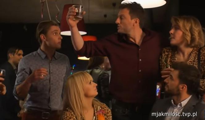 M jak miłość odc. 1439. Ula (Iga Krefft), Bartek (Arkadiusz Smoleński), Sonia (Barbara Wypych), Robert Wroński (Filip Gurłacz), Rafał Stadnicki (Jakub Kucner)