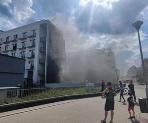 Pożar na Promenadach Wrocławskich! Trwa akcja strażaków [ZDJĘCIA]