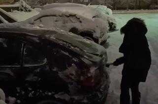 Zasypany Białystok. Mieszkańcy odkopywali samochody spod śniegu [WIDEO]