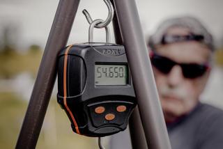 Ryba większa od wędkarza! Gigantyczny sum z sądeckich stawów wyłowiony po dwóch godzinach walki