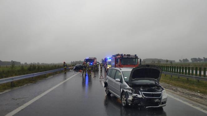 Poważny wypadek na S5 koło Leszna. Samochód uderzył w małzeństwo