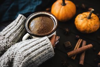 Zastąpiłam „pumpkin spice latte” tym napojem. Mam więcej energii i chudnę bez wysiłku
