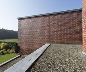 Zadaszenie tarasu znajduje się trochę niżej niż stropodach holu, więc zmieścił się między nimi pas okien doświetlający wnętrze korytarza