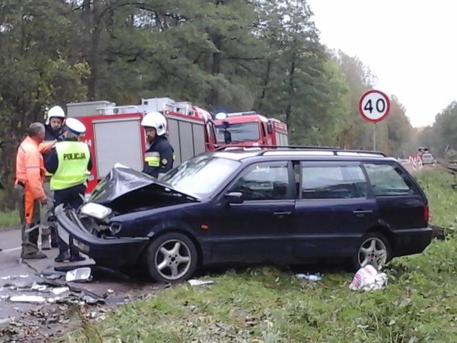 Volkswagen zderzył się z traktorem. Dwie osoby ranne 