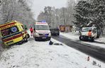 Zderzenie karetki pogotowia z samochodem dostawczym pod Warszawą. Ambulans zjechał na przeciwległy pas