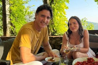 Miłość byłego premiera i piosenkarki kwitnie! Ujawniono sekrety związku