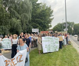 Protest mieszkańców przeciwko wycince drzew pod budowę linii tramwajowej do Mistrzejowic.