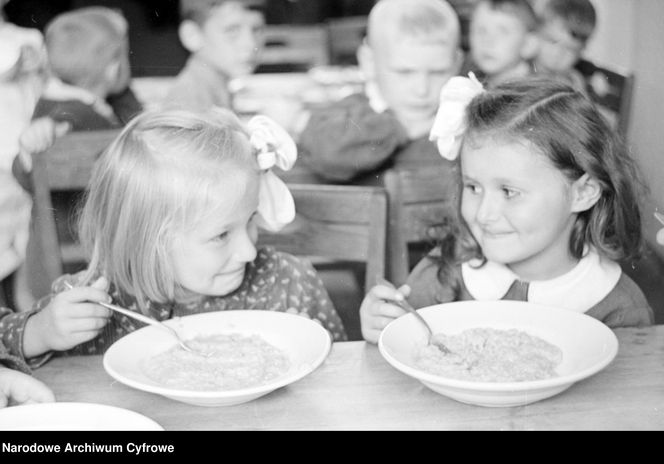 QUIZ PRL. Smaki lata w PRL-u: Czy pamiętasz letnie przysmaki swojego dzieciństwa?