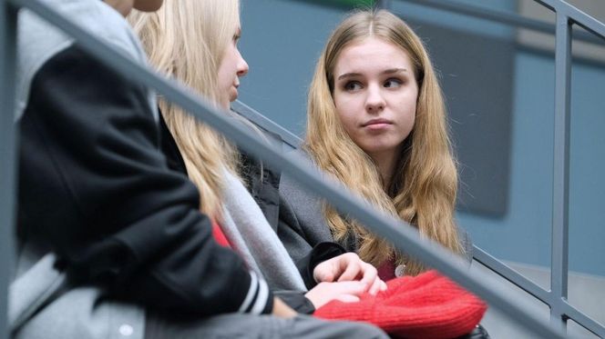 M jak miłość odc. 1855. Grzesiek (Borys Wiciński), Sara (Nadia Smyczek), Lenka (Olga Cybińska)