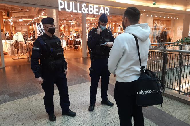 Policjanci szturmują galerie handlowe