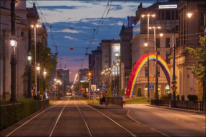 Ulica Marszałkowska z tramwajem i tęczą w tle