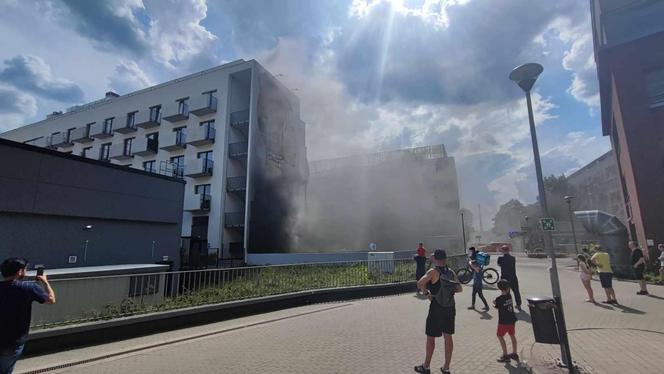 Pożar na Promenadach Wrocławskich! Trwa akcja strażaków [ZDJĘCIA]