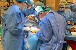 Operacja pacjentki z nowotworem oczodołu