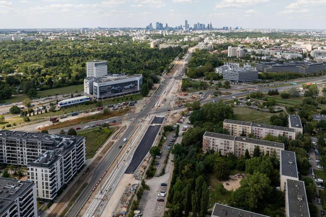 Niedziela i 30-stopniowy upał. Robotnicy w pocie czoła pracują na budowie tramwaju do Wilanowa 