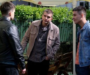 M jak miłość odc. 1882. Mateusz (Rafał Kowalski), Janek Winiar (Jakub Sirko), Tomek Kubicki (Chris Cugowski)