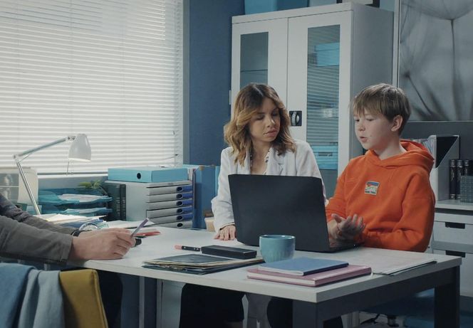 M jak miłość, odcinek 1874: Szymek (Staś Szczypiński), Aneta (Ilona Janyst)