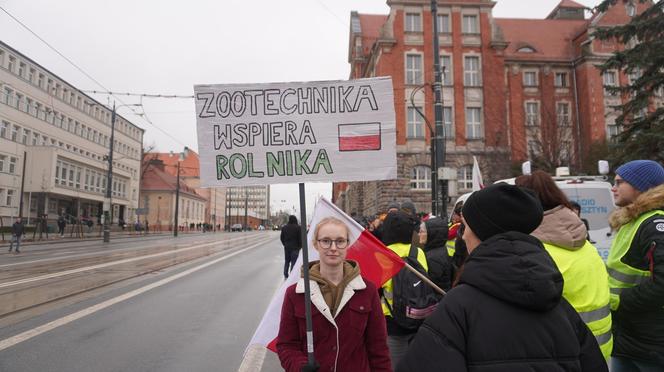 „Zielony Ład=Głód”, „Mleko nie jest z Biedronki”. Te hasła pojawiły się na proteście rolników w Olsztynie