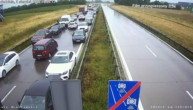Jechali na A4 pod prąd "korytarzem życia". Namierzyła ich policja.