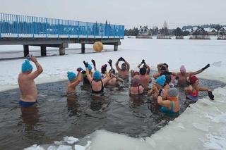 Morsy z podkieleckiej Morawicy korzystają z zimowych kąpieli