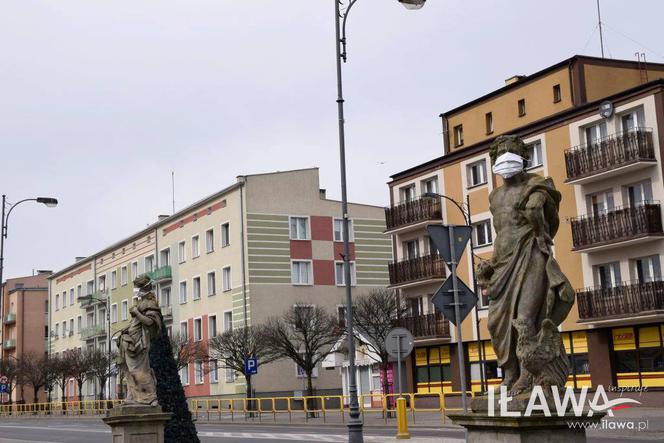 Iława. Na rzeźbach zawiesili maseczki ochronne
