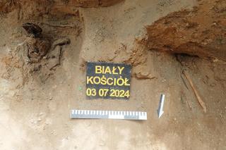 Ludzkie szczątki przy ogrodzeniu cmentarza 