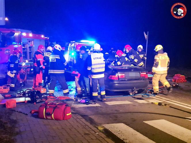 Falenty Duże.  Zderzenie auta osobowego z ogrodzeniem i slupem energetycznym