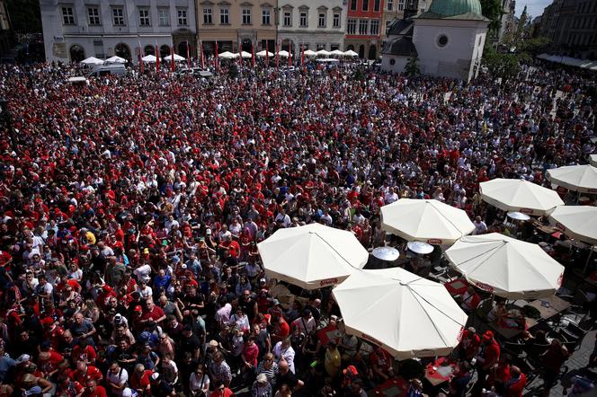 Szalona radość na Rynku Głównym. Kibice Wisły Kraków świętowali zdobycie piątego Pucharu Polski